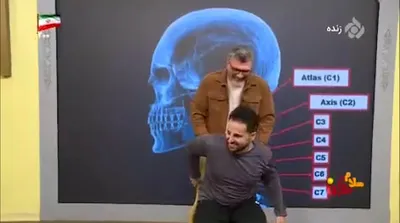 شوخی دستی مجری صداوسیما با مهمان روی آنتن!