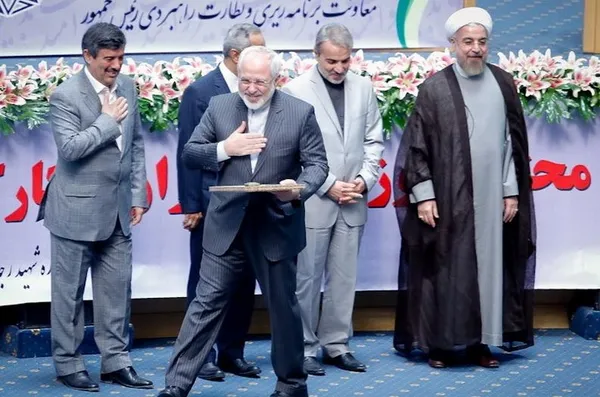 دریافت هدیه ظریف از دستان رئیس جمهور در جریان جشنواره شهید رجایی/SNN
