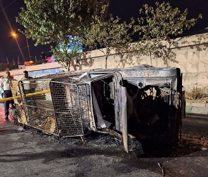 حریق مرگبار وانت حامل ذرت؛ راننده در خودرو محبوس شد