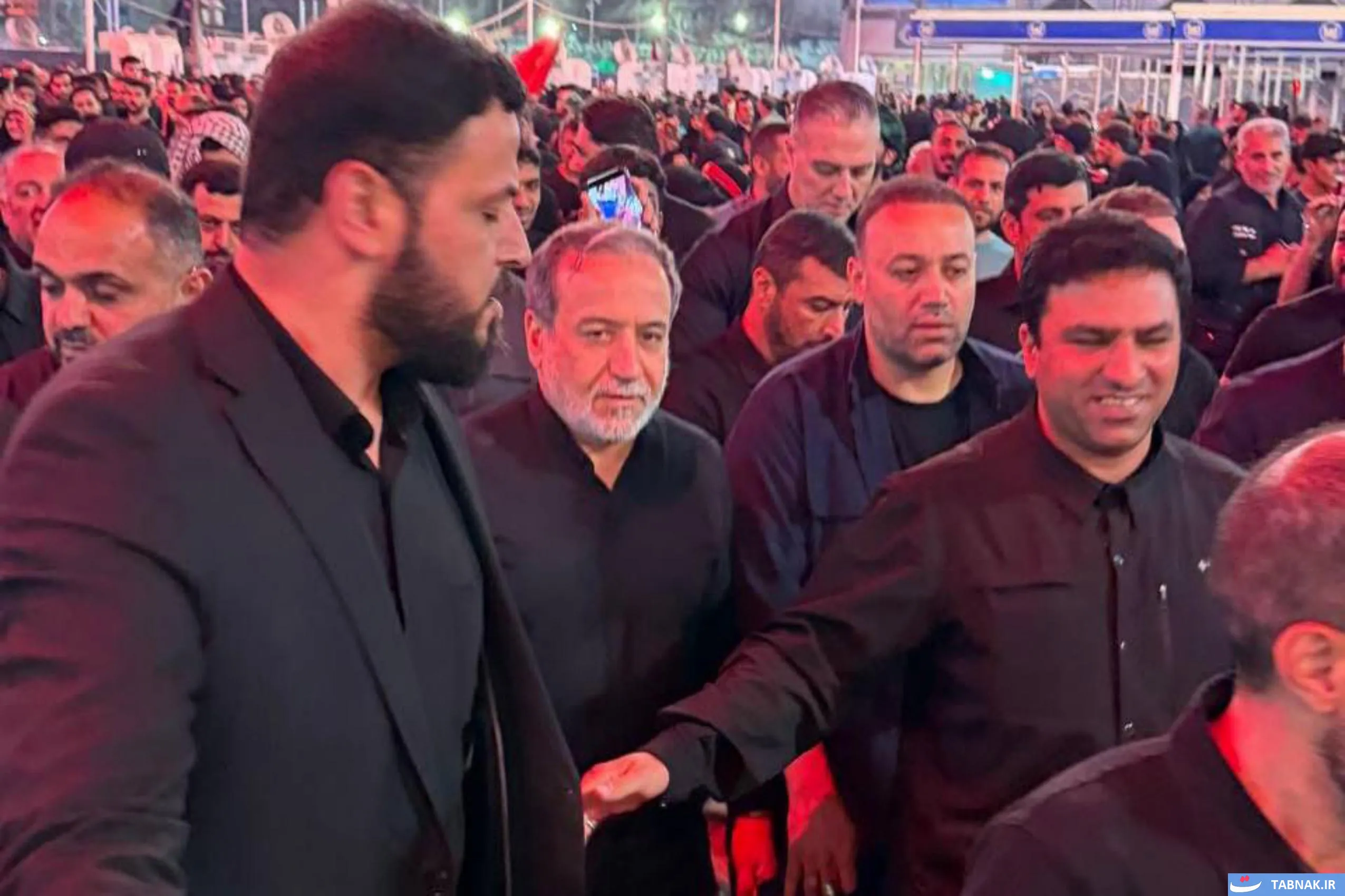 عکس: حضور عراقچی در مسیر پیاده‌روی اربعین نجف به کربلا