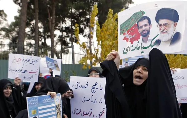 جمعی از دانشجویان دانشگاه&zwnj;های تهران در حمایت از تیم مذاکره کننده هسته&zwnj;ای و با تأکید بر ایستادگی در مقابل زیاده&zwnj;خواهی&zwnj;ها، روز یکشنبه مقابل سازمان انرژی اتمی تجمع کرده&zwnj;اند. /IRNA