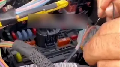 روشن کردن پژو 207 با یک تکه سیم!
