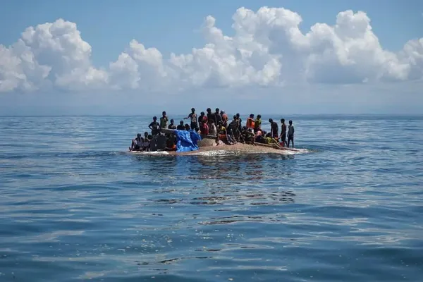 غرب آچه، اندونزی ـ آوارگان روهینگیا قبل از نجات در یک قایق واژگون شده 