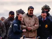 لبخند پربازدید مادورو در مسیر دادگاه