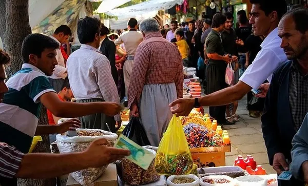خرید آجیل و شیرینی در آستانه عید سعید فطر - کردستان/TASNIM
