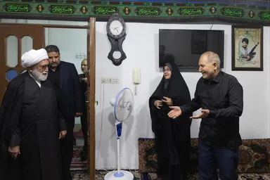عکس: دیدار تولیت آستان قدس رضوی با خانواده‌های شهدای مدافع حرم