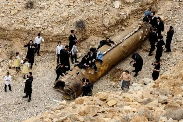 آراد، اسرائیل ـ تجمع یهودیان فوق ارتدوکس در اطراف بقایای یک موشک بالستیک، پس از حمله موشکی و پهپادی ایران به اسرائیل در نزدیکی شهر جنوبی آراد. 