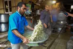تهیه و توزیع غذا میان سیل زدگان