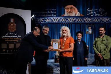 عکس: تجلیل از پایداری بر حق با اعطای نشان «سمت درست تاریخ»
