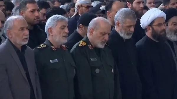  حضور فرماندهان نظامی نیروی قدس و سپاه در صف اول نماز 