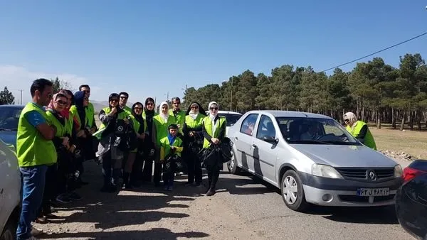 در شهر کرمانشاه استان کرمانشاه سمن پیام آوران اردیبهشت کرمانشاه با همکاری دفتر امور اجتماعی و فرهنگی استانداری با شعار رفتارپاک برای زمین پاک، اقدام به توزیع کیسه زباله خودرو نموده که در اولین مرحله روز ۱۲ فروردین ۵۰۰ عدد از آن، بین گردشگران نوروزی در محوطه تاریخی بیستون توزیع شد.