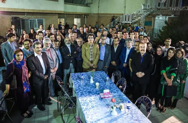 نکوداشت فریدون صدیقی - فریدون صدیقی آذرماه سال ۱۳۲۸ در سنندج به دنیا آمد. دی ماه ۱۳۵۱ در حالی که به عنوان داستان نویس برگزیده مجله تماشا - سروش امروز - انتخاب شده بود، به تحریریه روزنامه کیهان پیوست و به مدت ۲۶ سال در کیهان به عنوان خبرنگار، گزارشگر، دبیر گروه، عضو شورای سردبیری و عضو شورای تی&zwnj;تر مشغول کار بود. پس از آن عضو شورای سردبیری روزنامه انتخاب شد. سپس در سمت سردبیر به روزنامه هموطن&zwnj;سلام رفت و پس از تعطیلی این روزنامه به عنوان معاون سردبیر به روزنامه همشهری پیوست. مراسم نکوداشت وی، ۱۸ مرداد در فرهنگسرای ابن سینا برگزار شد./ISNA
