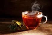 چه کسانی نباید چای پُررنگ بخورند؟