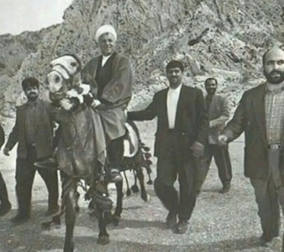 عکس: هاشمی رفسنجانی در حال اسب سواری!