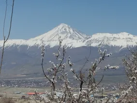 تصویری بهاری از دماوند زیبا