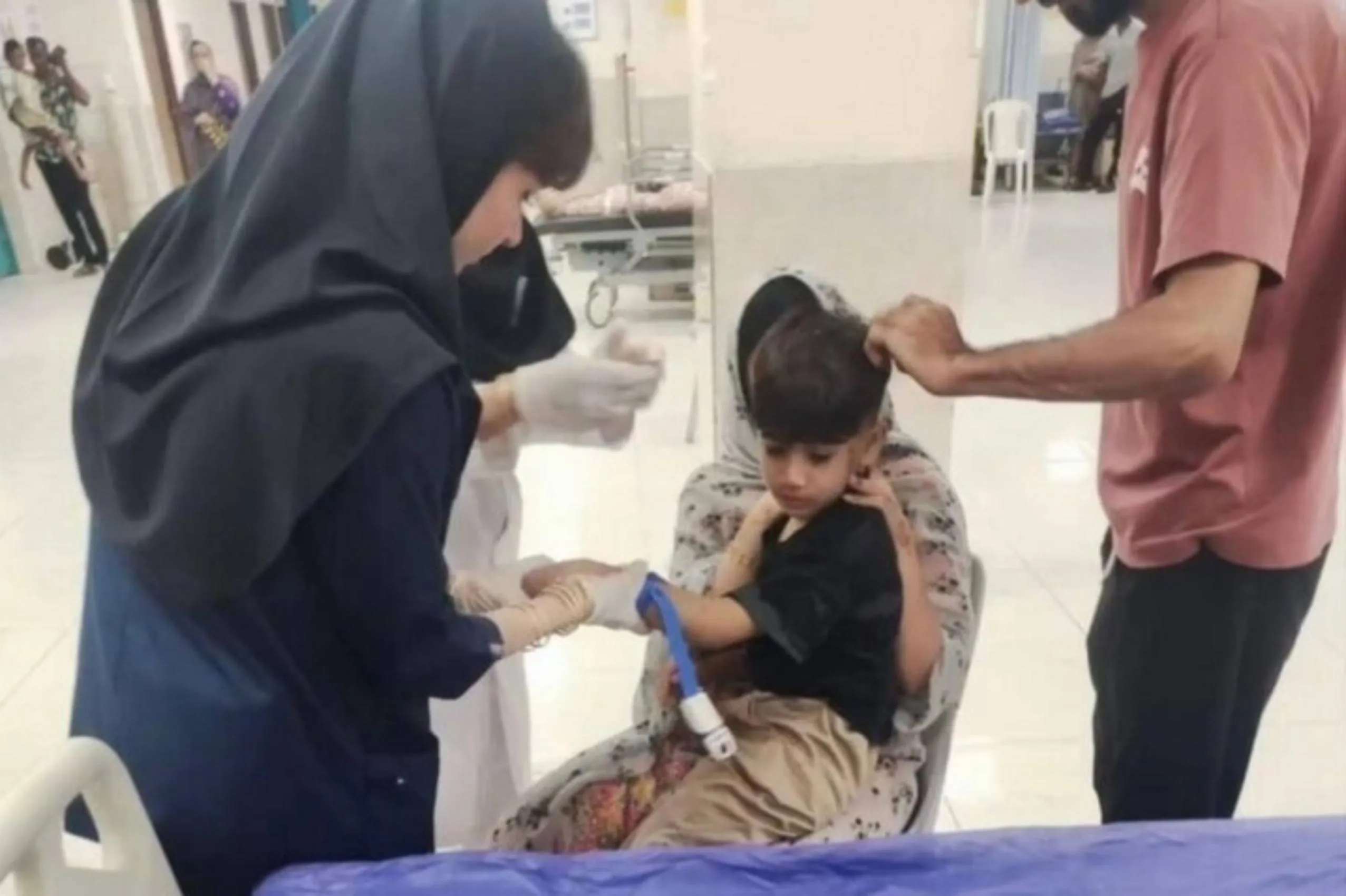 عکس: کودکان مجروح حمله موشکی امریکا به منطقه مسکونی در سیریک ‌