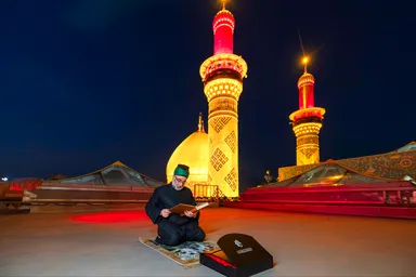 عکس:  تعویض پرچم حرم امام حسین علیه‌السلام و حضرت عباس علیه‌السلام