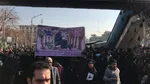 آتش زدن پرچم آمریکا و شعارها در مراسم تشییع سردار