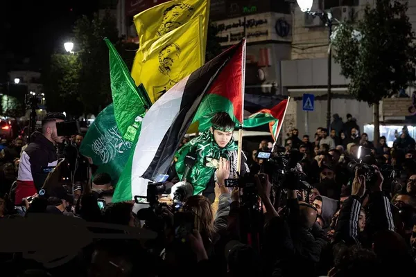لحظات تاریخی آزادی اسرای فلسطینی
لحظه تاریخی آزادی تعدادی از اسرای فلسطینی در عملیات تبادل اسرا بعد از آتش&zwnj;بس در غزه که پس از حدود ۵۰ روز حمله وحشیانه رژیم صهیونیستی به فلسطینی&zwnj;های ساکن نوار غزه و کرانه باختری و شهادت نزدیک به ۱۵ هزار فلسطینی صورت گرفت، لحظاتی متفاوت از اشک و لبخند و غم و شادی را رقم زد.