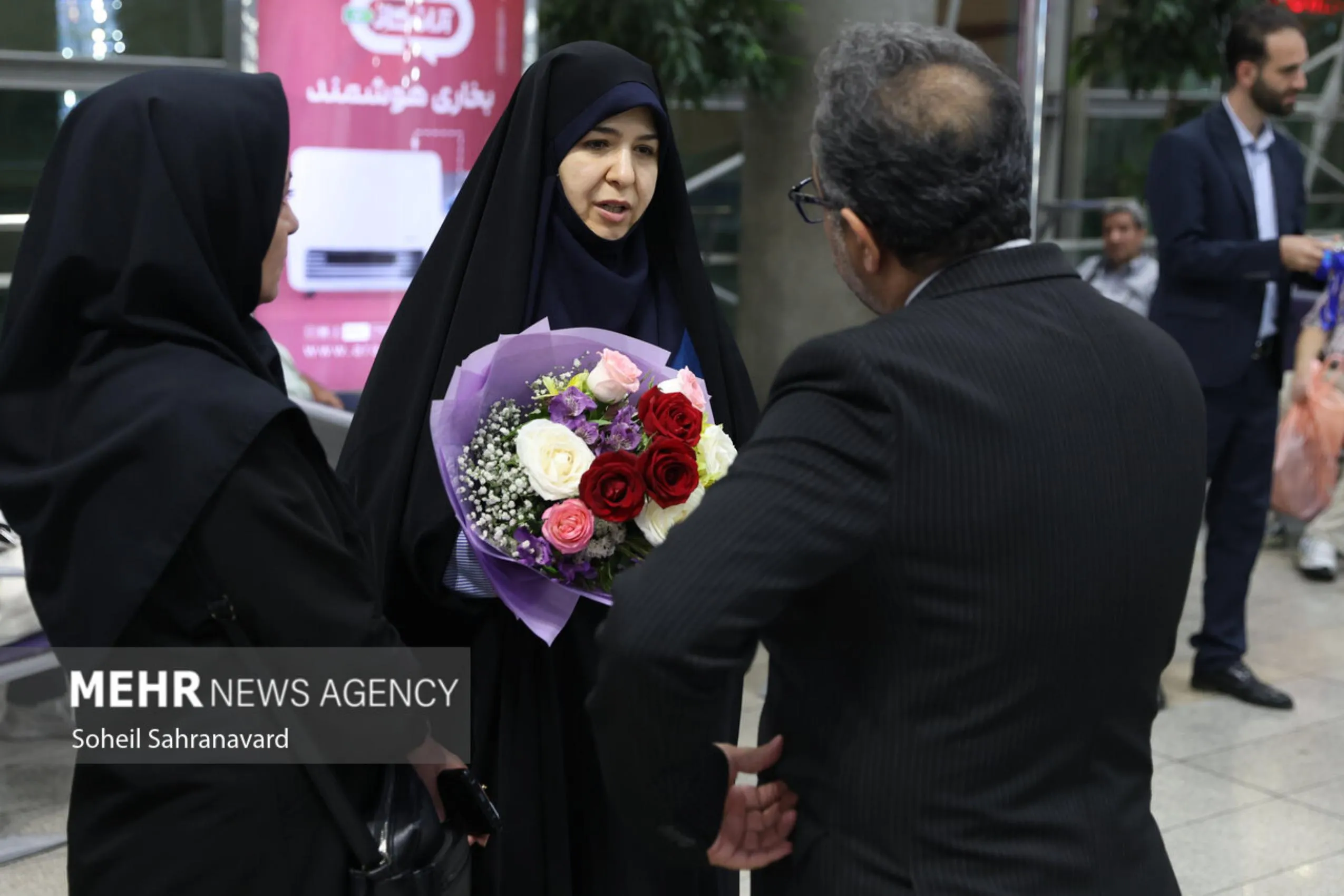 عکس: بازگشت رایزن فرهنگی ایران به کشور پس از اخراج از فرانسه