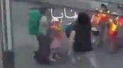 لحظات حمله با سلاح سرد در ایستگاه قطار