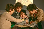 روایتی که با خنده می‌سوزاند، نگاهی به فیلم 