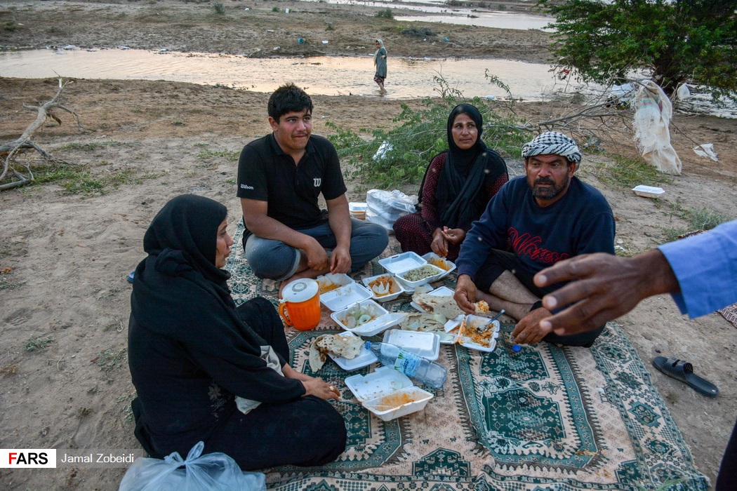 تهیه و توزیع غذا میان سیل زدگان
