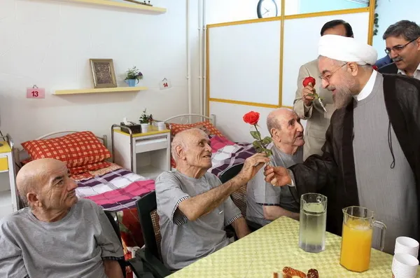 حجت الاسلام والمسلمین حسن روحانی رییس جمهوری همزمان با روز ولادت امیرالمومنین علی(ع) و روز پدر از مرکز سالمندان توحید تهران بازدید کرد/President O W
