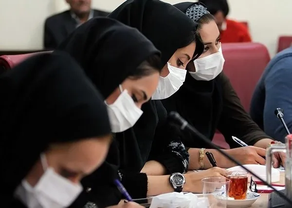 اعتراض و حرکت معنا&zwnj;دار خبرنگاران به وضعیت نابسامان هوای خوزستان (اهواز) در حاشیه نشست خبری معصومه ابتکار - اهواز./TASNIM
