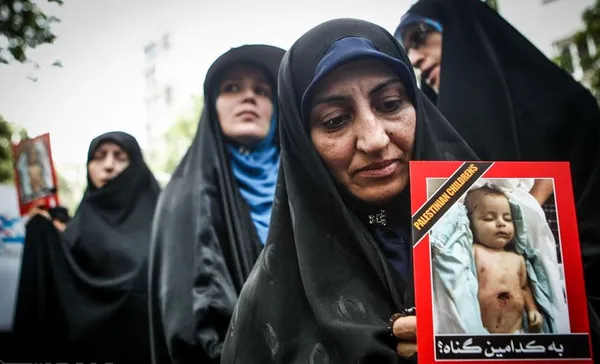 سازمان های مردم نهاد و فعالان حامی آزادی قدس شریف در اعتراض به جنایات رژیم صهیونیستی علیه مردم مظلوم فلسطین و بمباران مناطق مسکونی و بیمارستان های غزه، روز سه شنبه مقابل دفتر سازمان ملل متحد در تهران تجمع کردند./IRNA
