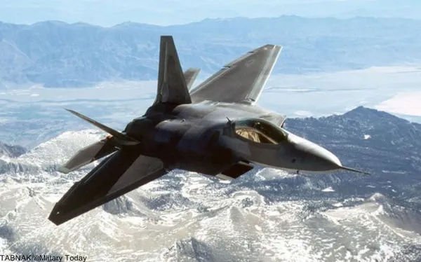 Nr. ۱ Lockheed Martin / Boeing F-۲۲ Raptor (USA) 
اف-۲۲ رپتور هواپیمای جنگنده نسل پنجم ساخت شرکتهای لاکهید و بوئینگ است که از فناوری رادارگریزی (Stealth) استفاده می&zwnj;کند. ایالات متحده تنها کشوری است که دارای این هواپیما است. در اصل اف-۲۲ به عنوان یک جنگنده برای برتری هوایی طراحی شده بود، اما دارای قابلیت&zwnj;های اضافی است که شامل حمله به زمین، جنگ الکترونیکی و اطلاعات سیگنال می&zwnj;باشد. لاکهید مارتین پیمانکار اصلی طرح است و تولید بیشتر بدنهٔ هواپیما، سیستم&zwnj;های سلاح و مونتاژ نهایی اف-۲۲ را به عهده دارد. برنامه بوئینگ شامل بال، بدنه، ادغام آویونیک، و تمامی سیستم آموزش خلبان و نگهداری سیستم است. بهای هر فروند ۱۴۰ میلیون دلار