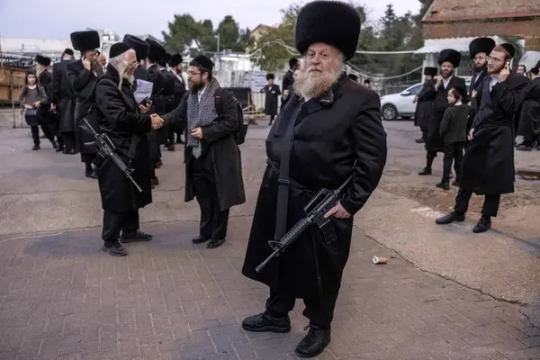 قدس اشغالی ـ مردان یهودی افراطی ارتدوکس حسیدی، که با اسلحه های خودکار ام ۱۶ مسلح هستند، در مراسم عروسی در قدس اشغالی نگهبانی می دهند.