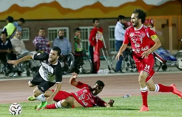 دیدار تیم&zwnj;های فوتبال پرسپولیس تهران و صبای قم، عصر شنبه در ورزشگاه یادگار امام قم با نتیجه ۲ بر صفر به سود پرسپولیس به پایان رسید./FNA
