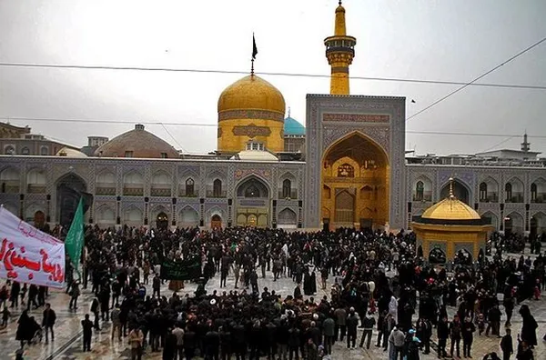 دسته&zwnj;جات عزاداری از جای جای مسیرهای منتهی به مشهد و حرم رضوی در غم رحلت پیامبر مهربانی&zwnj;ها و شهادت سبط اکبرش به عزاداری پرداختند./FNA
