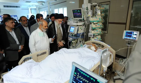 حضور رهبر انقلاب بر بالین آیت اله مهدوی کنی