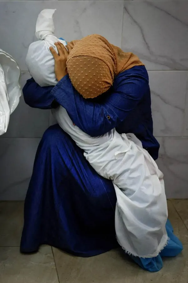 ایناس ابو معمار زن 36 ساله ای که گهواره جسد خواهرزاده  5 ساله اش شده که همراه با چهار عضو دیگر خانواده، در اثر اصابت موشک اسرائیلی به خانه آنها، خان یونس، غزه، در 17 اکتبر 2023 شهید شدند.