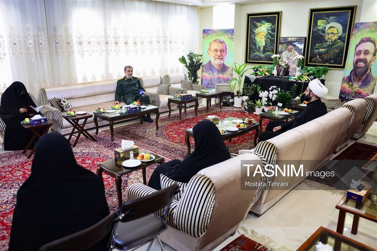 حضور سرلشکر رضایی در منزل شهید لاریجانی حضور سرلشکر رضایی در منزل شهید لاریجانی