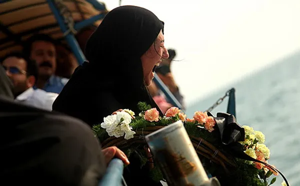 مراسم بیست و ششمین سالگرد حمله ناو آمریکایی وینسس به هواپیمای مسافربری ایران بعد از ظهر پنجشنبه با گلباران محل این حادثه تروریستی با حضور خانواده&zwnj;های شهدا برگزار شد./MEHR 
