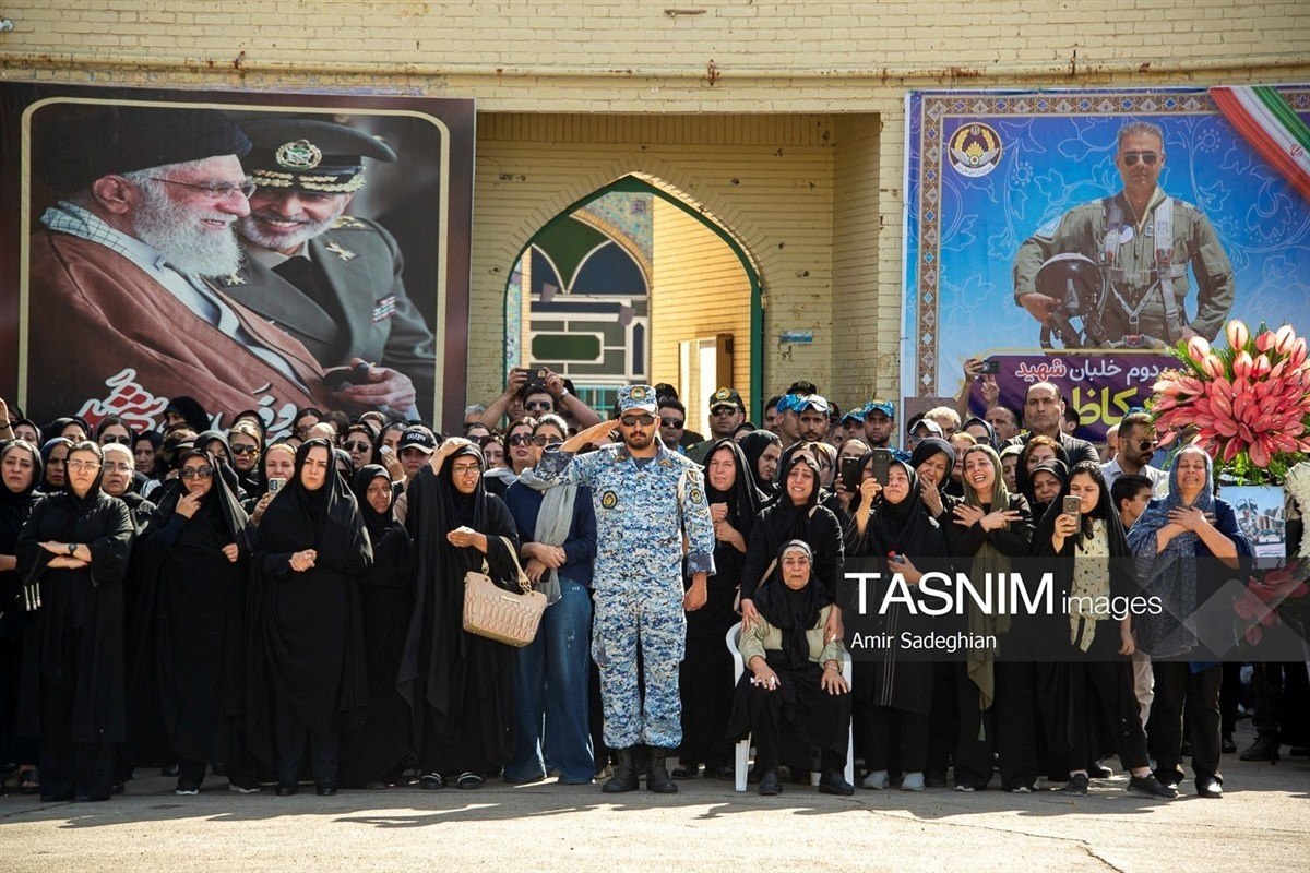 تصاویری از تشییع پیکر خلبان شهید کاظمی