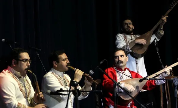 کنسرت موسیقی آذربایجانی بلاق کار گروه موسیقی دالغا به رهبری عاشیق چنگیز مهدی پور در تالار پتروشیمی تبریز برگزار شد./IRNA
