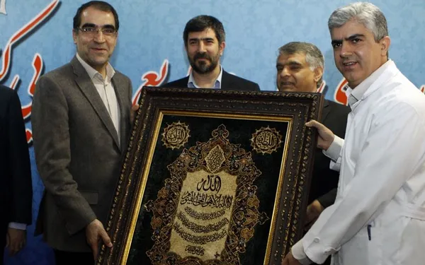 مراسم رونمایی و معرفی داروهای جدید شرکت داروسازی اسوه با حضور &laquo;سیدحسن قاضی&zwnj;زاده هاشمی&raquo; وزیر بهداشت، درمان و آموزش پزشکی، &laquo;رسول دیناروند&raquo; معاون وزیر بهداشت و رئیس سازمان غذا و دارو و &laquo;محمد عبده&zwnj;زاده&raquo; مدیرعامل شرکت داروسازی اسوه برگزار شد. /IRNA