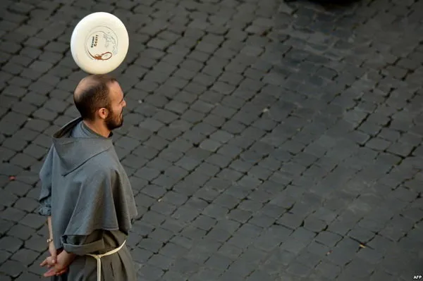 یک راهب ایتالیایی در حال بازی کردن با یک دیسک ورزشی در رم است./AFP
