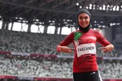 فرزانه فصیحی در آغوش همسر در فرودگاه امام