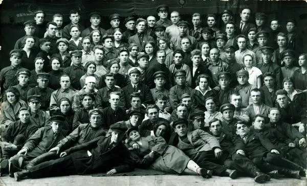 سفر استانی کارمندان حزب کمونیست در سال 1928 میلادی به سرزمین (استان) کراسنایارسک؛ در دهه 20 هر کسی کت و شلوار نداشت. اما در کمد لباس کارمندان حزب کمونیست، همیشه دو پیراهن بلند وجود داشت که نوعی فرم نظامی بود و روی آن کمربند بسته می شد.