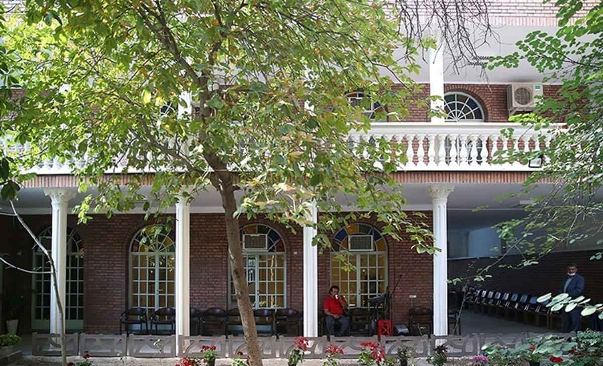 خانههایی که صاحبخانههایشان را فراموش نکردهاند/ روایتی از زندگی در پشت دیوار خانههای مشاهیر ادبی ایران خانههایی که صاحبخانههایشان را فراموش نکردهاند/ روایتی از زندگی در پشت دیوار خانههای مشاهیر ادبی ایران