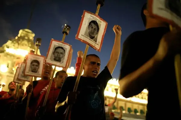 مکزیکو سیتی، مکزیک ـ دانش&zwnj;آموزان کالج تربیت معلم Ayotzinapa در راهپیمایی با مشعل شرکت می&zwnj;کنند تا عدالت را برای همکاران مفقود شده خود مطالبه کنند.