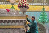 عکس:  غبارروبی ضریح مطهر حضرت امام رضا علیه‌السلام