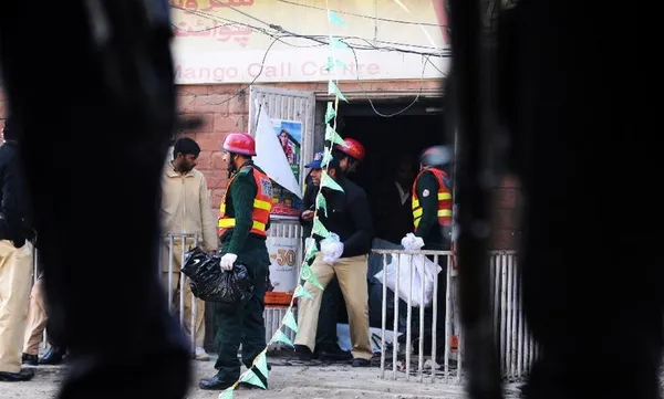 به گفته پلیس پاکستان درجریان حمله یک بمب&zwnj;گذار انتحاری به یکی از مراکز ارتش در شهر راولپندی، دست&zwnj;کم چهارده تن &zwnj;کشته شدند/شینهوا
