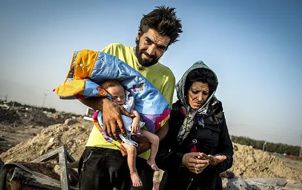 نوزادی معتاد به هروئین از پدر و مادر معتاد به هروئین حدود یک ماه قبل بدلیل فقر مالی و بی خانمانی پدر و مادر کنار یکی از اتوبانهای تهران چشم به جهان گشود. این نوزاد هویت حقوقی ندارد و همچنان بلا تکلیف روزگار سپری می کند./MEHR
