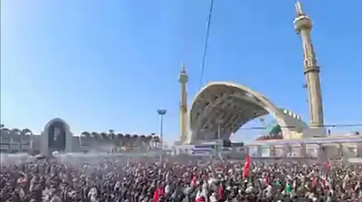 نمایی متفاوت از نماز بر پیکر رهبر شهید